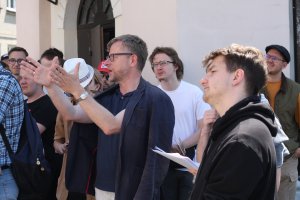Objazdowicze słuchają referatu prof. Janickiego o architekturze i historii kościoła w Sieciechowie