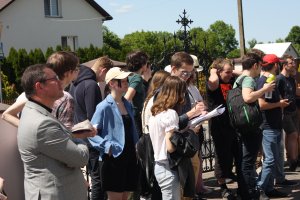 Objazdowicze słuchają referatu prof. Janickiego o architekturze i historii kościoła w Sieciechowie