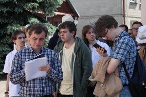 Objazdowicze słuchają referatu prof. Janickiego o architekturze i historii kościoła w Sieciechowie