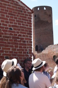 Objazdowicze słuchają referatu prof. Janickiego o architekturze i historii zamku w Czersku