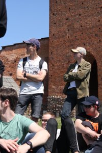 Objazdowicze słuchają referatu prof. Janickiego o architekturze i historii zamku w Czersku