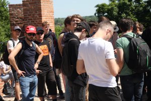 Objazdowicze słuchają referatu prof. Janickiego o architekturze i historii zamku w Czersku