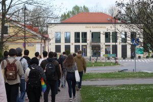 Objazdowicze w drodze do zespołu pałacowo-parkowego. Końskie