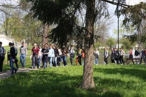 Objazdowicze w parku wokół Zamku w Szydłowcu