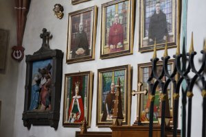 Obrazy świętych w kościele św. Zygmunta w Szydłowcu