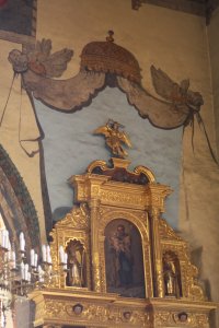 Ołtarz boczny z namalowanym baldachimem w kościele św. Zygmunta w Szydłowcu