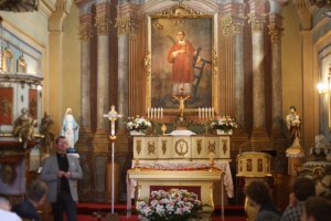 Ołtarz główny kościoła w Sieciechowie, opowiada proboszcz parafii