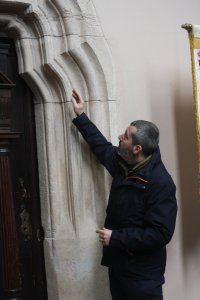 Portal zakrystii kościoła Wniebowzięcia NMP i św. Stanisława w Bodzentynie. Referat wygłasza prof. Niesiołowski-Spano