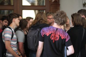 Prof. Janicki wyszeptuje wykład w Farze (w związku z... zakazem wygłaszania wykładów)