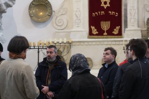 Prof. Niesiołowski-Spano wygłasza referat o historii synagogi w Szydłowie