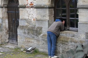 Prof. Piotr Węcowski zagląda do środka zabudowań klasztoru cystersów w Koprzywnicy
