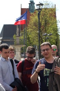 Prof. Węcowski wygłasza referat przed ratuszem w Szydłowcu