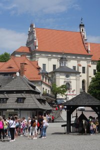 Rynek w Kazimierzu Dolnym, w tle fara