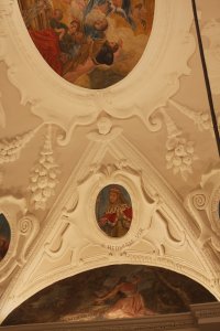 Sklepienie kościoła klasztoru pokamedulskiego w Rytwianach, piękna dekoracja stiukowa