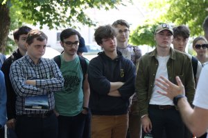 Studenci słuchają referatu dr. Oknińskiego o historii Czerska