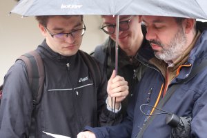 Studenci wraz z prof. Niesiołowskim-Spano sprawdzają listę obecności po przerwie obiadowej