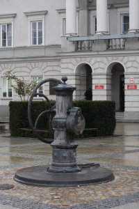 Studnia przed ratuszem w Kielcach