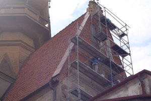 Szczyt kościoła w Koprzywnicy w restauracji