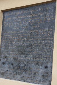 Tablica edukacyjna dla ludu w ścianie Bazyliki katedralnej pw. Wniebowzięcia NMP w Kielcach