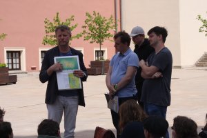 Wykład prof. Marka Janickiego na dziedzińcu zamkowym w Lublinie