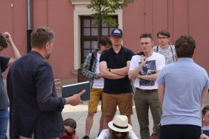 Wykład prof. Marka Janickiego na dziedzińcu zamkowym w Lublinie