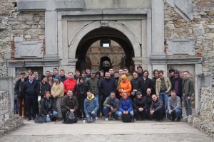 Zdjęcie grupowe kadry naukowej, studentów i kadry studenckiej