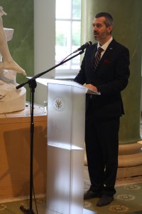 Gości wita prof. ucz. Łukasz Niesiołowski-Spanó