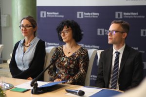 Od lewej: prof. ucz. Marzena Zawanowska, prodziekan ds. finansów i badań naukowych, dr hab. Aneta Pieniądz, prodziekan ds. studenckich (Kierownik Jednostki Dydaktycznej), dr Piotr Okniński, kierownik studiów magisterskich