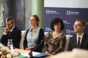 Władze dziekańskie od lewej: prof. ucz. Łukasz Niesiołowski-Spanó, prof. ucz. Marzena Zawanowska, dr hab. Aneta Pieniądz oraz prowadzący uroczystość inauguracji dr Piotr Okniński