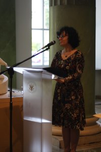 Prodziekan ds. studenckich dr hab. Aneta Pieniądz przyjmuje ślubowanie od studentek i studentów