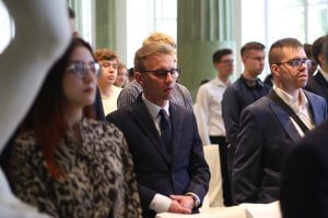 Ślubuję uroczyście, że będę wytrwale dążyć do zdobywania wiedzy i rozwoju własnej osobowości, szanować prawa i obyczaje akademickie oraz całym swoim postępowaniem dbać o godność i honor studenta Uniwersytetu Warszawskiego.