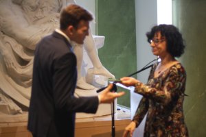 Moment wręczenia symbolicznego indeksu niestety nieco zamglony - aparat sfokusował się nie na to co trzeba