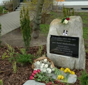 TQLoLJM4 Tablica po święcona prof. Karolowi Modzelewskiemu, przy ul. Perzyńskiego 14D w Warszawie. Fot. Aneta Pieniądz
